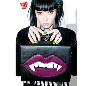 Beautevil vampire lips current mood bag